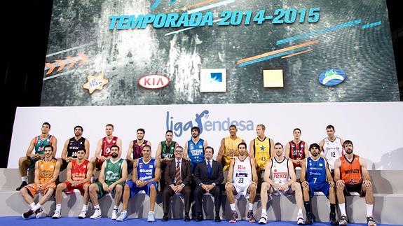 Los 18 jugadores posan con los presidentes de la ACB y Endesa. 