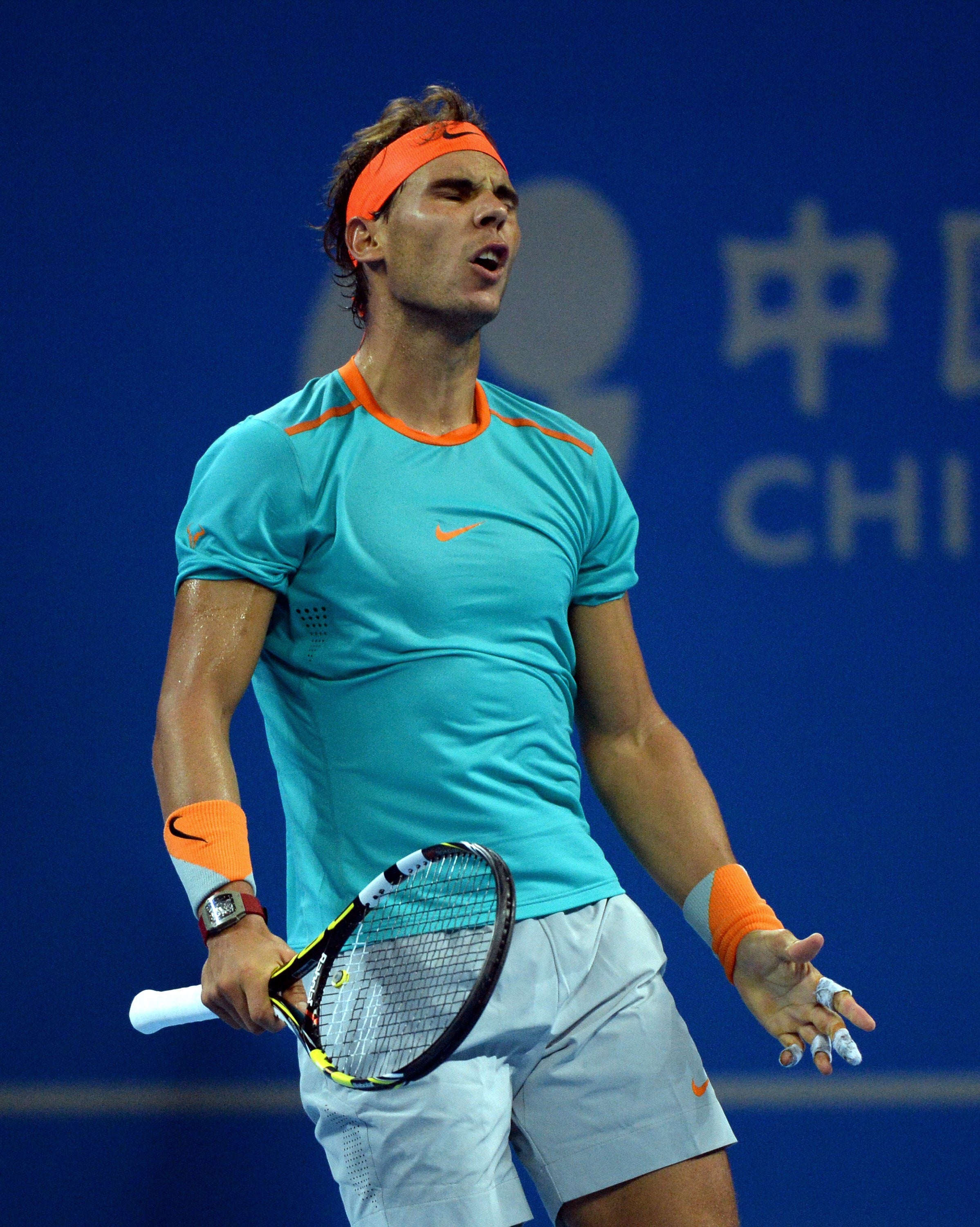 Nadal se lamenta durante el partido de despedida. 