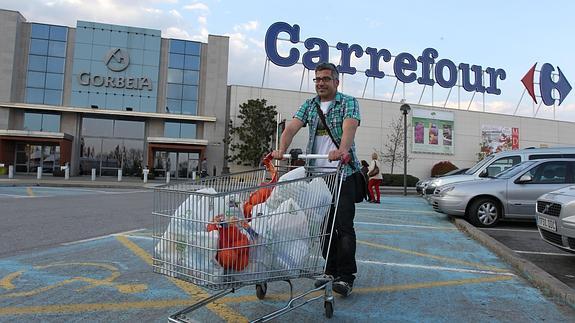 Un cliente sale de un establecimiento de Carrefour.