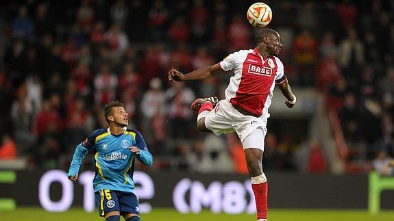 El sevillista Diogo cabecea un balón. 