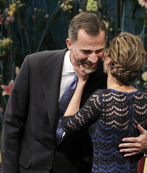 El rey Felipe sonrie junto a la reina Letizia, tras cometer una pequeña equivocación. 