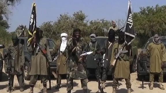 Imagen del vídeo de Boko Haram, con su lider, Abubakar Shekau, en el centro. 