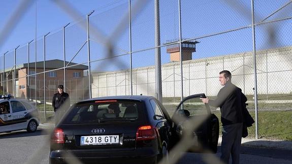 Matas abandona el centro penitenciario de Segovia. 