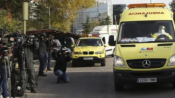 Ambulancia en la que han trasladado a la cooperante española. 