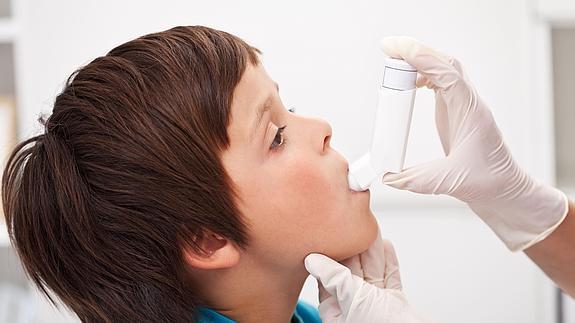 El uso de inhaladores es frecuente en niñ̃os con asma.