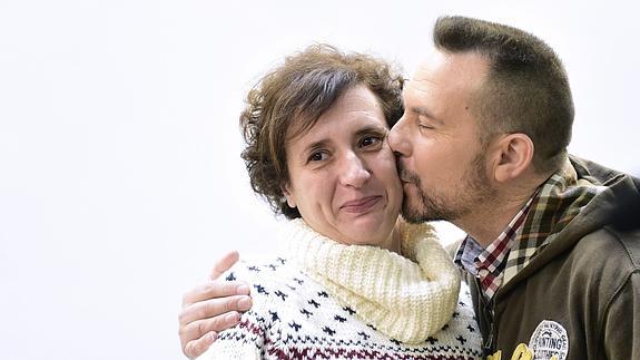 Javier Limón besa a su mujer, Teresa Romero.