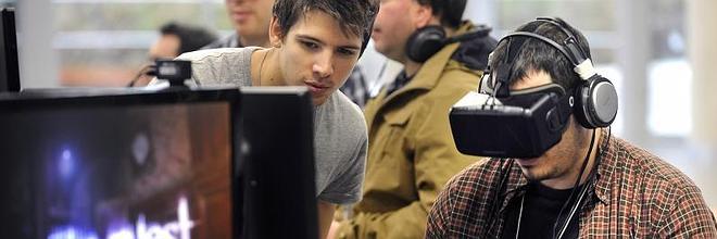 Un joven utiliza las Oculus Rift durante el Fun&Serious 