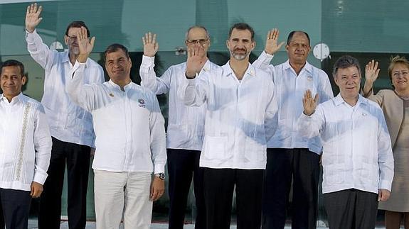 El Rey Felipe VI acompañado por los presidentes de Perú, Ollanta Humala (abajo1i), de Ecuador, Rafael Correa (abajo2i), de Colombia, Juan Manuel Santos (abajo1d), de España, Mariano Rajoy (arriba1i), del jefe de gobierno de Andorra, Antoni Martí (arriba 2i), de Costa Rica, Luis Guillermo Solís (arriba2d) y de la presidenta de Chile, Michelle Bachelet, en la XXIV Cumbre Iberoamericana de jefes de Estado y de Gobierno, inaugurada hoy en la ciudad mexicana de Veracruz. 