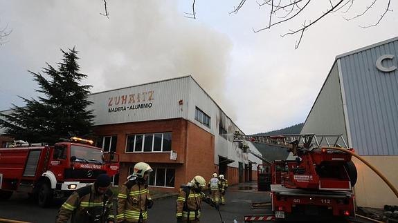 Los bomberos, en la carpintería donde estaba el hombre herido y atado. 