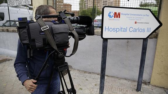 Un cámara graba en la parte exterior del Hospital Carlos III.