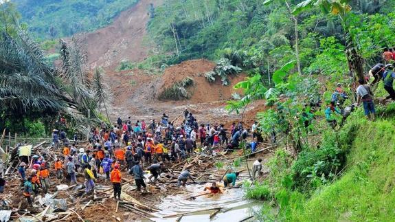 Integrantes de los servicios de rescate y voluntarios indonesios trabajan contrarreloj. 