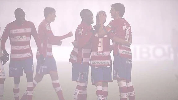 JLos jugadores del Granada celebran el gol de Mainz.  