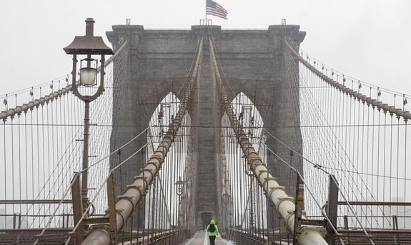 Un hombre atraviesa el puente de Brooklyn en medio de la tormenta de nieve en Nueva York.