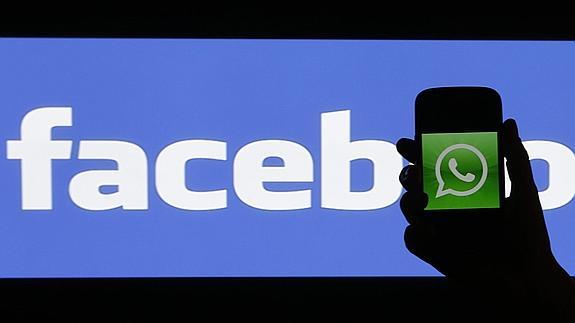 El logo de WhatsApp sobre el de Facebook.