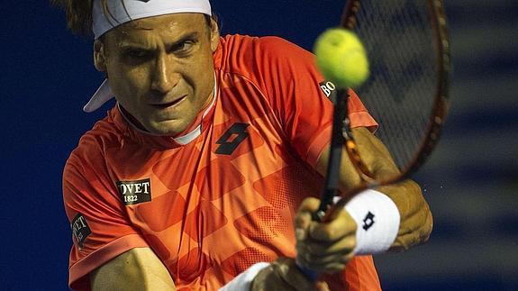 David Ferrer golpea la pelota. 