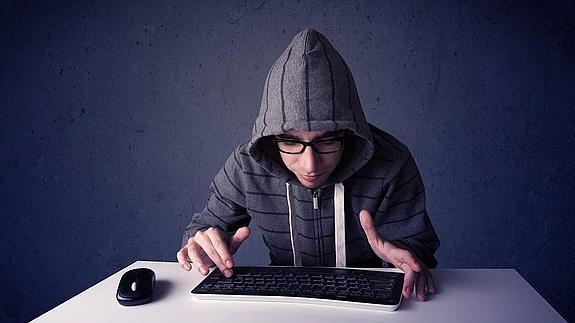 Foto de archivo de un hacker tal y como la sociedad los conceptualiza. 