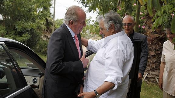 El rey Juan Carlos saluda al expresidente de Uruguay, José Mújica (d). 