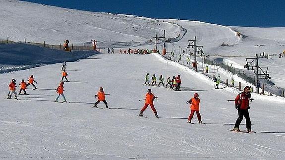Usuarios deslizándose por una pista de esquí