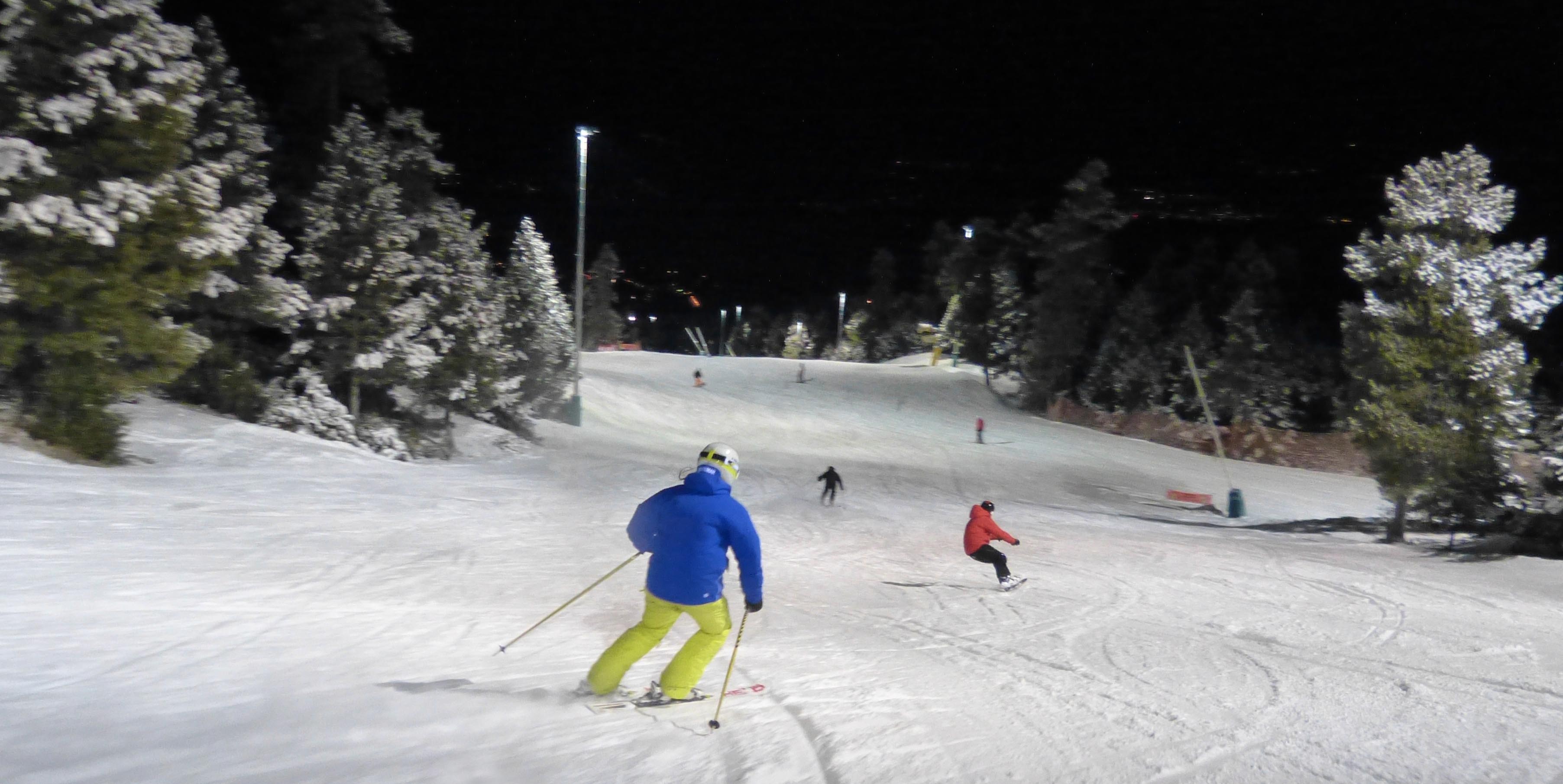 Varios usuarios se desplazan por las pistas de esquí nocturno