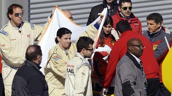 Fernando Alonso es evacuado en helicóptero tras sufrir el accidente. 