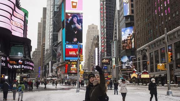 Una pareja se hace un selfi de viaje en Nueva York.