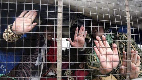 Maestras detenidas por protestar, hoy en Srinagar, Cachemira. 