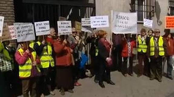 Momento en el que el grupo de personas protesta con pancartas. 