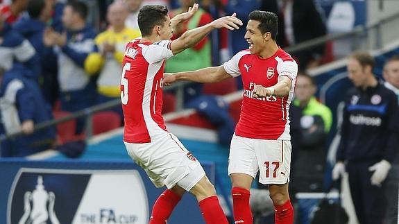 Paulista (i) y Sánchez celebran un gol. 