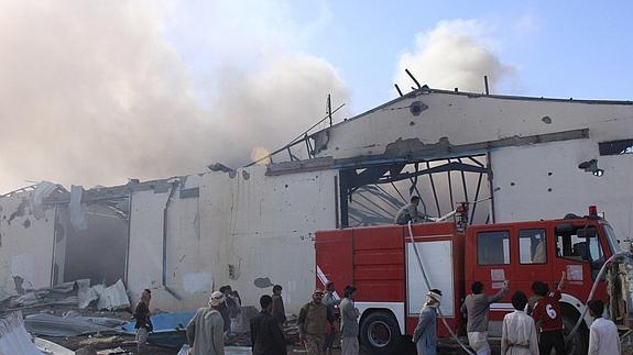 Imagen del humo que ha dejado un ataque aéreo en Yemen.