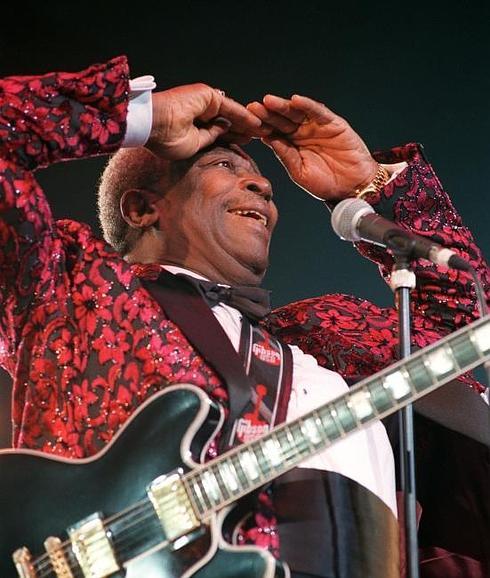 B. B. King, durante un concierto en 1998.