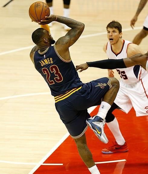 LeBron James lanza a canasta. 