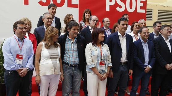 El secretario general del PSOE, Pedro Sánchez (3d), antes de comenzar hoy la reunión del Comité Federal del partido.