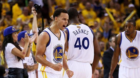 Stephen Curry celebra la victoria de los Warriors. 