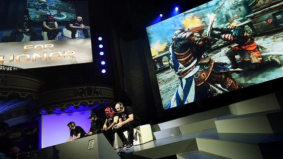 Varias personas, jugando a 'For Honor'.