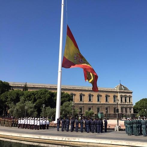 Izado de la bandera.