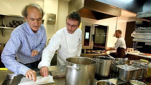 Los autores del libro, médico y chef, posan para Salud Revista.es en el restaurante Mugariz, en Errentería (Guipuzcoa), que acaba de renovar este año su título de sexto mejor restaurante del mundo.