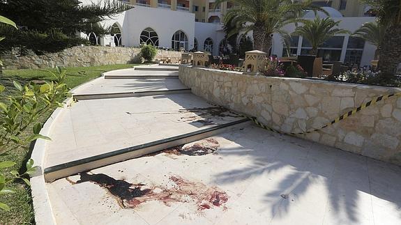 Vista de los restos de sangre en el hotel mallorquín "Imperial Marhaba" de la cadena española Riu.