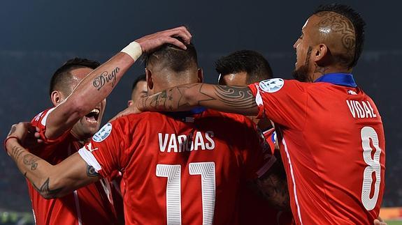 Los jugadores chilenos celebran uno de los goles ante Perú. 