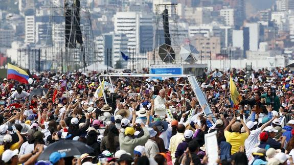 El Papa llega al Parque Bicentenario de Quito.