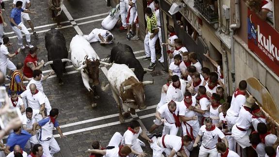 Primer encierro de los sanfermines, protagonizado por toros de la ganadería de Jandilla. 