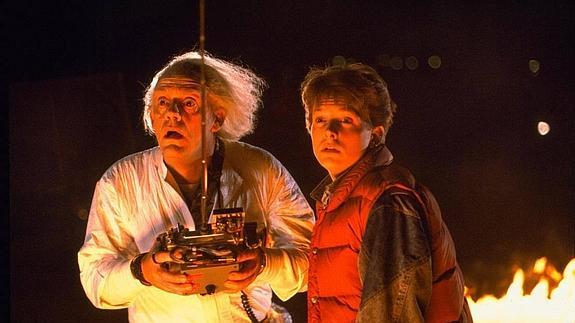 Christopher Lloyd (i) y Michael J. Fox (d) en una escena de la película  de 1985.