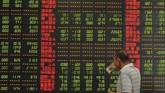 Un inversor sigue las cotizaciones de la Bolsa de Shangái.