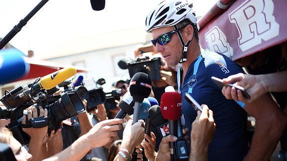 Lance Armstrong habla a los medios. 