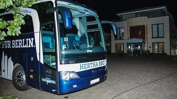 El autobús del Hertha en el hotel del equipo alemán. 