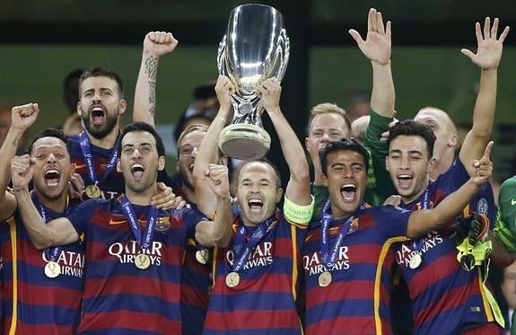 Los jugadores del Barça levantan el trofeo de la Supercopa de Europa. 