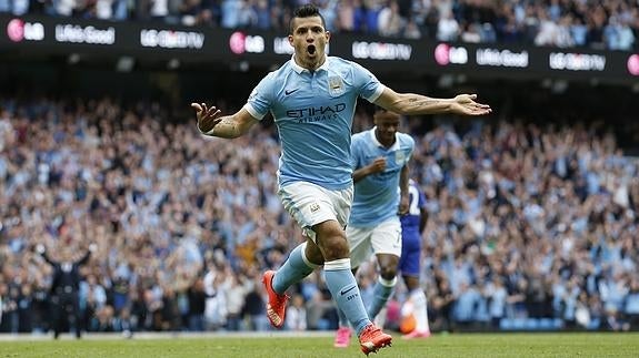 Agüero celebra un gol. 