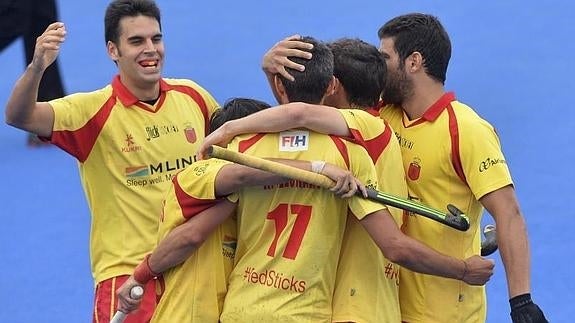 El equipo español celebra un gol. 
