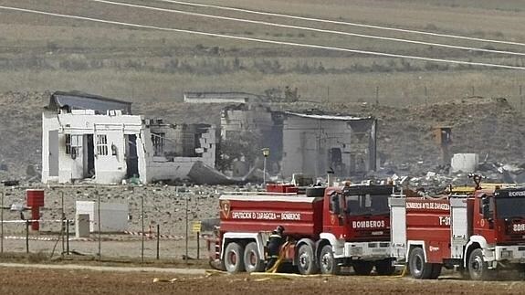 Bomberos tratan de apagar el fuego declarado tras la explosión registrada en la empresa Pirotecnia Zaragozana. 