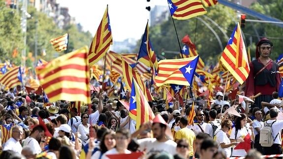 Miles de personas celebran la Diada.