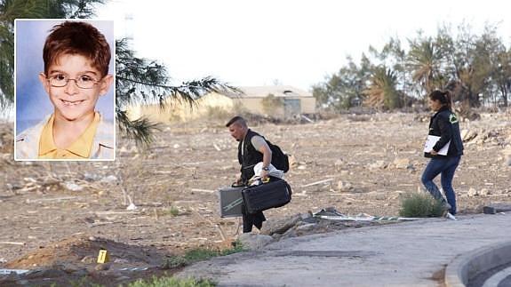 Agentes investigan en la zona donde se han hallado los restos. 